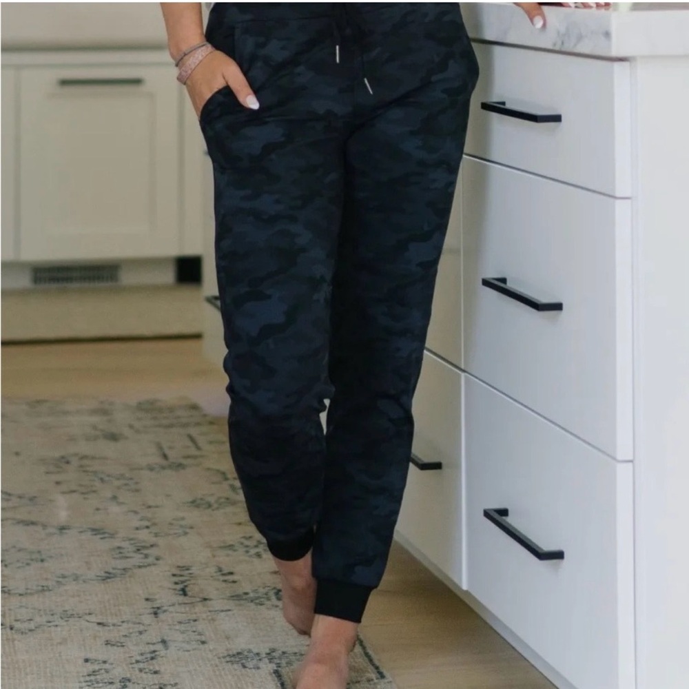 Zyia Slate Black Camo Strong Joggers